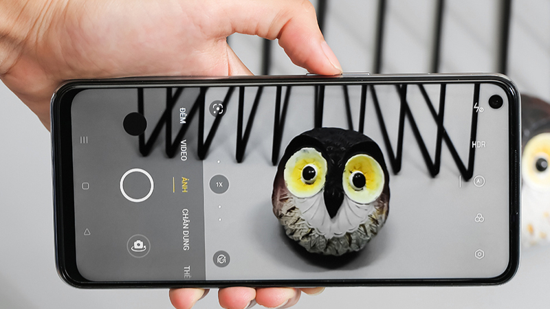 Điện thoại OPPO A74 5G c&oacute; hai m&agrave;u l&agrave; bạc v&agrave; đen